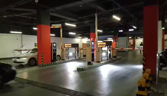 Sistem Informasi Panduan Parkir Kontrol Akses ANPR